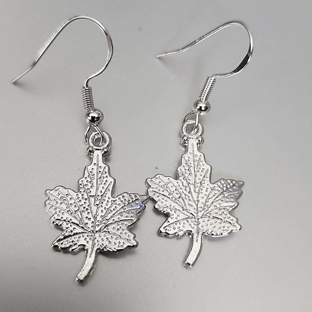 925S post Maple Leaf Earrings Tibeten Alloy Shiny Silver - Picture 2 of 4